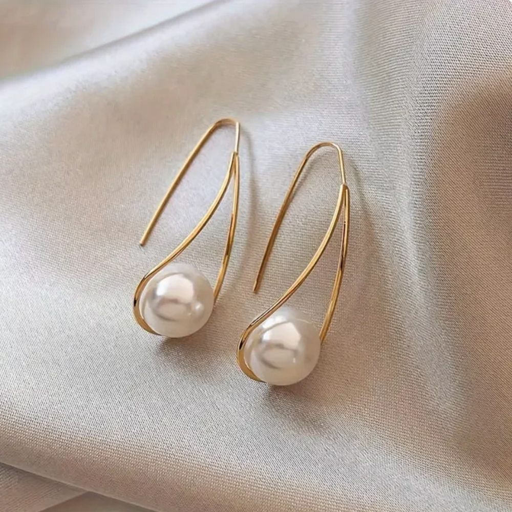 Elegant Pearl Dangling Gold Earrings